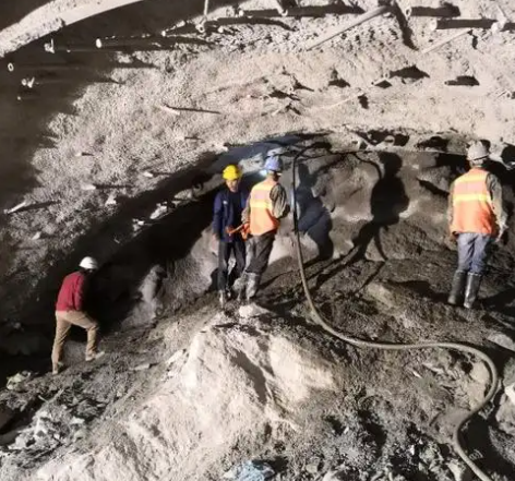 丁青拱顶带模注浆料的施工流程及注意事项